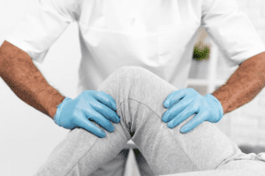 Fisioterapia para o joelho ajuda em lesões | fisioterapeuta verificando joelho | Instituto Fisiologic