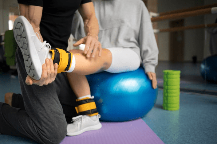 Fisioterapia no esporte é muito importante | Atleta fazendo fisioterapia na perna direita | Instituto Fisiologic
